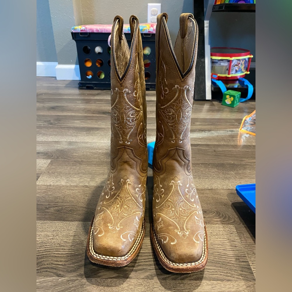 Circle G cowgirl boots. Tan with design